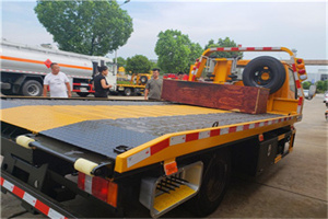 尼玛附近拖车电话号码服务